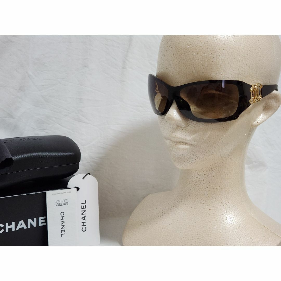 CHANEL(シャネル)の正規レア シャネル ダブルココマークロゴ スポーティーサングラス 茶×金 付属有 レディースのファッション小物(サングラス/メガネ)の商品写真