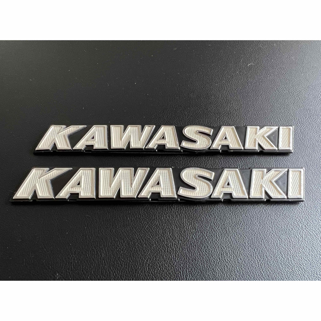 カワサキ　KAWASAKI エンブレム　2枚　アルミ　旧車　ロゴ　　z900rs 自動車/バイクのバイク(パーツ)の商品写真