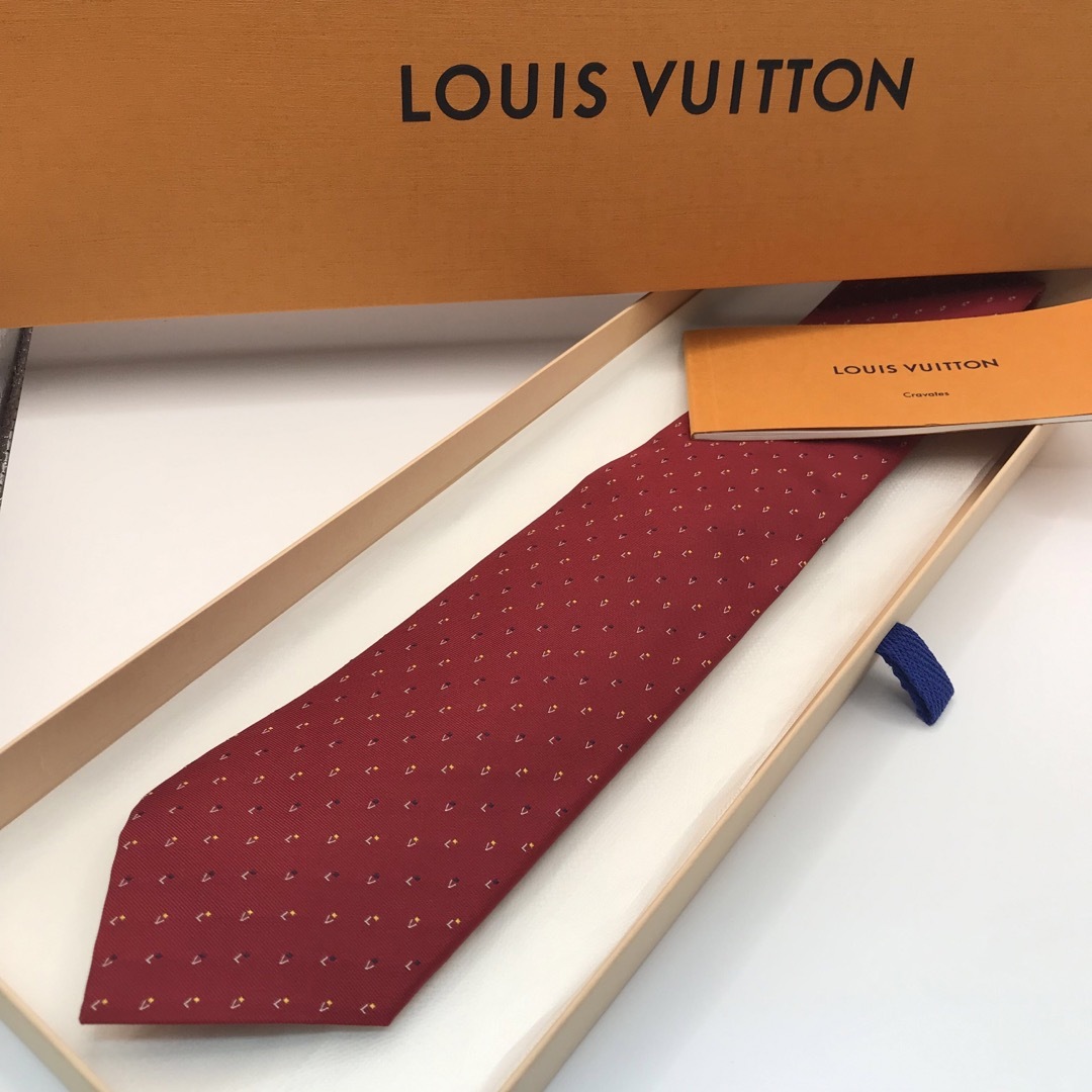 LOUIS VUITTON(ルイヴィトン)の【ルイ・ヴィトン ネクタイ】ほぼ未使用！全面ＬＶロゴ×印象レッド　高級ネクタイ メンズのファッション小物(ネクタイ)の商品写真