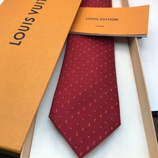 ルイヴィトン(LOUIS VUITTON)の【ルイ・ヴィトン ネクタイ】ほぼ未使用！全面ＬＶロゴ×印象レッド　高級ネクタイ(ネクタイ)