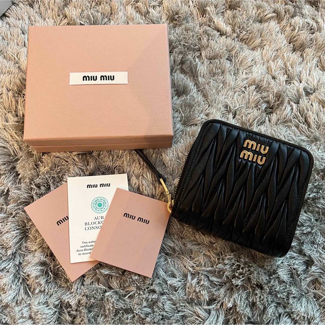 新品未使用 MIU MIU 折り財布 マテラッセ