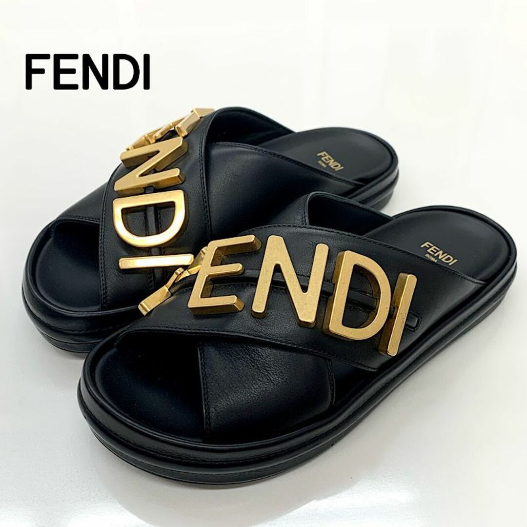 FENDI(フェンディ)の7353 フェンディ レザー メタルロゴ フラットサンダル ブラック レディースの靴/シューズ(サンダル)の商品写真