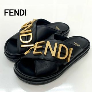 フェンディ(FENDI)の7353 フェンディ レザー メタルロゴ フラットサンダル ブラック(サンダル)