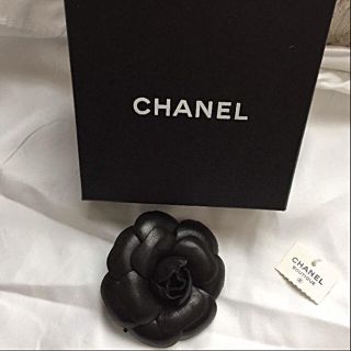 シャネル(CHANEL)のCHANEL 新品 ヴィンテージ レア レザー カメリア コサージュ(ブローチ/コサージュ)