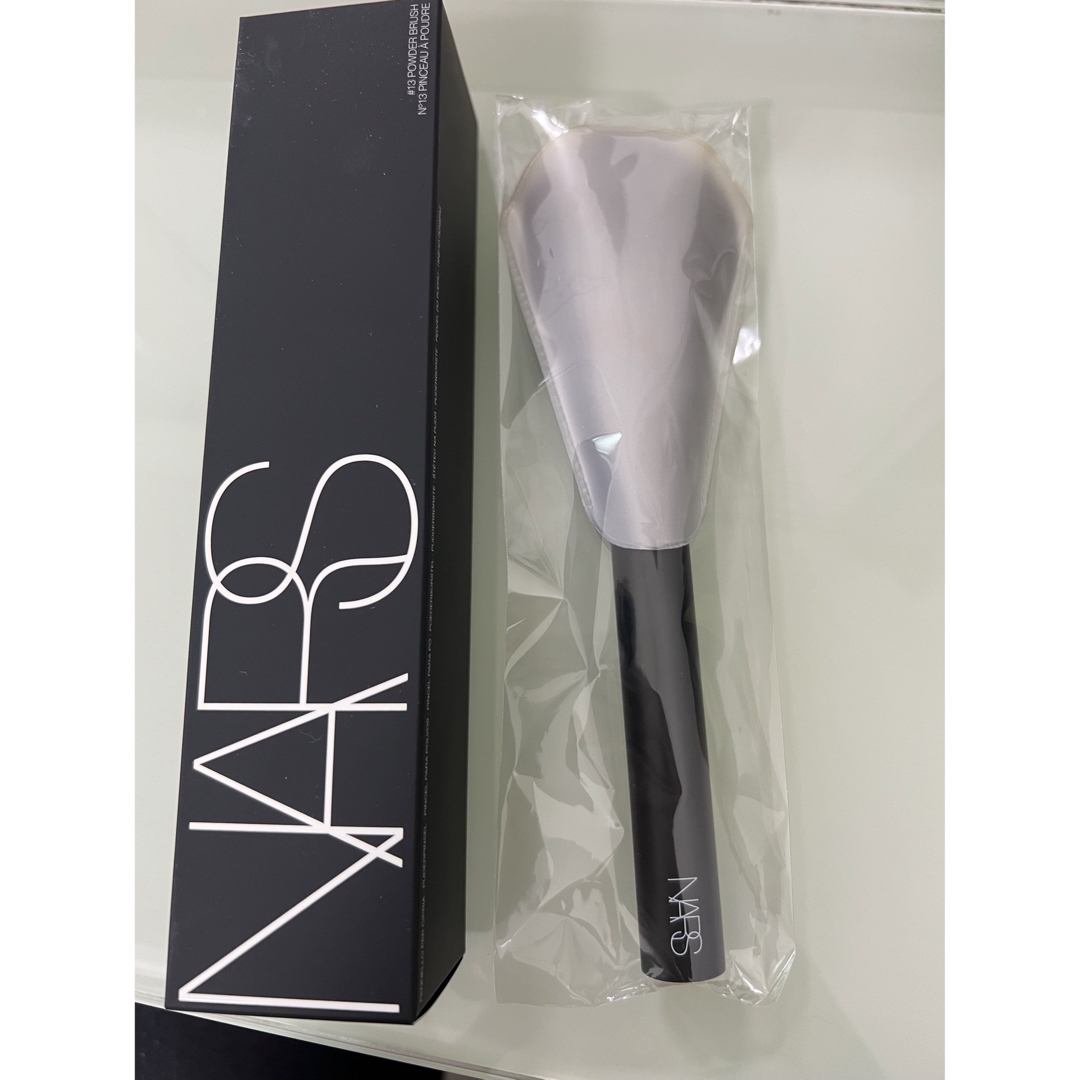 NARS(ナーズ)のNARSナーズ パウダーブラシ#13 ライトリフレクティングセッティングパウダー コスメ/美容のメイク道具/ケアグッズ(チーク/フェイスブラシ)の商品写真