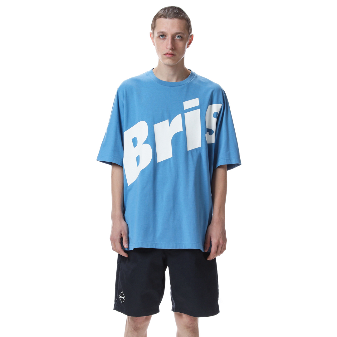 F.C.R.B.(エフシーアールビー)のFCRB  RELAX FIT BIG BRIS LOGO TEE ブルーM メンズのトップス(Tシャツ/カットソー(半袖/袖なし))の商品写真