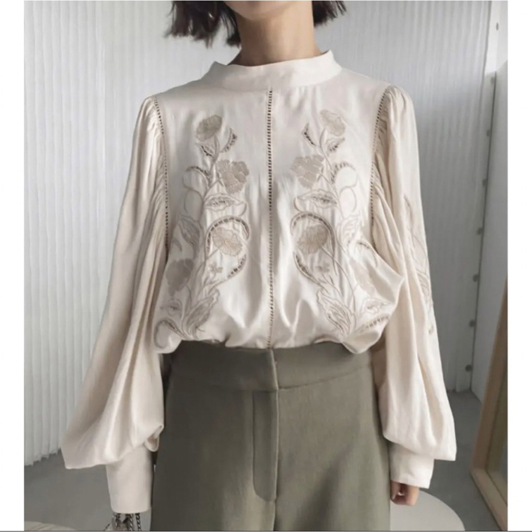 LADY EMBROIDERY PUFF BLOUSE