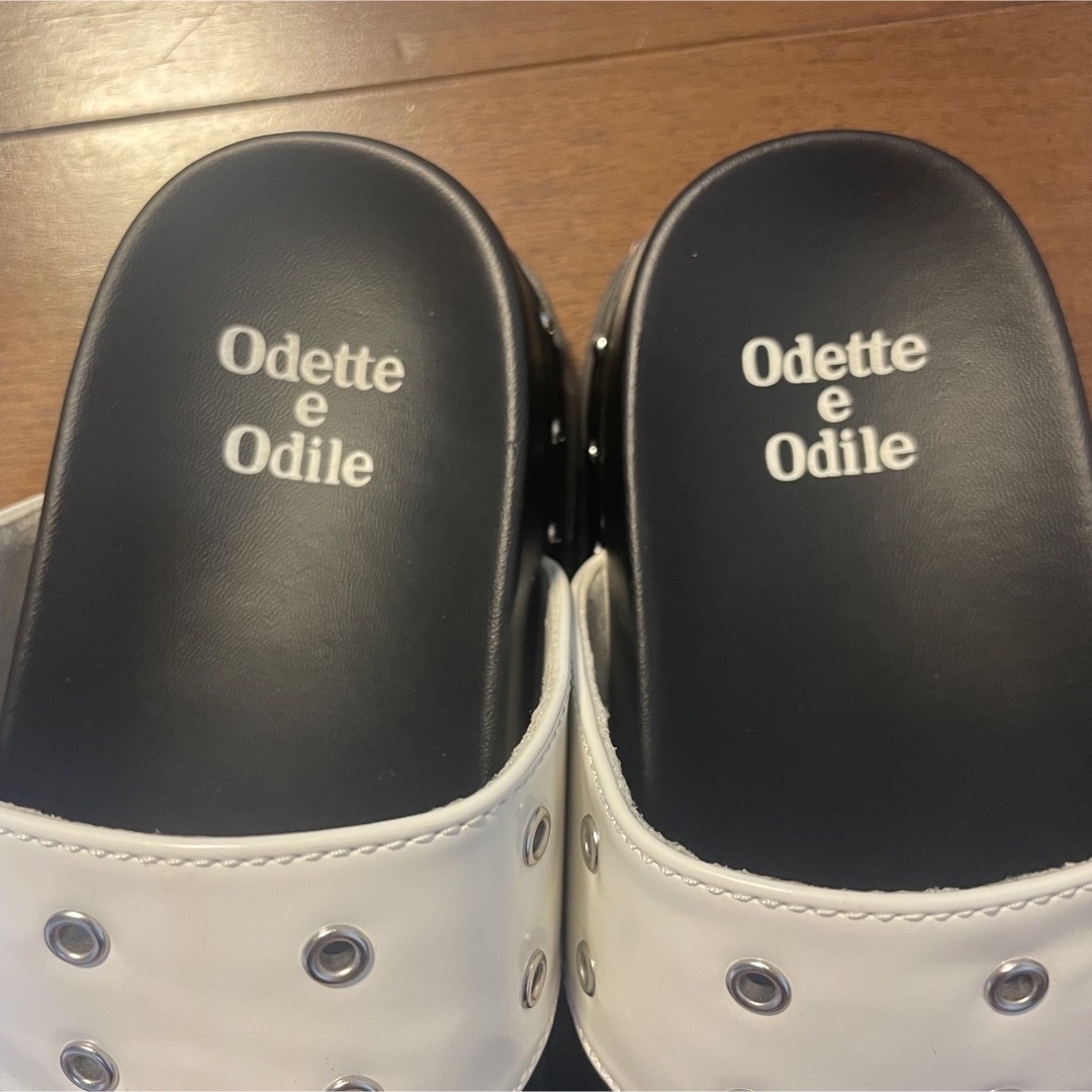 Odette e Odile(オデットエオディール)のOdette e odile スタッズラインベルト サンダル ホワイト レディースの靴/シューズ(サンダル)の商品写真
