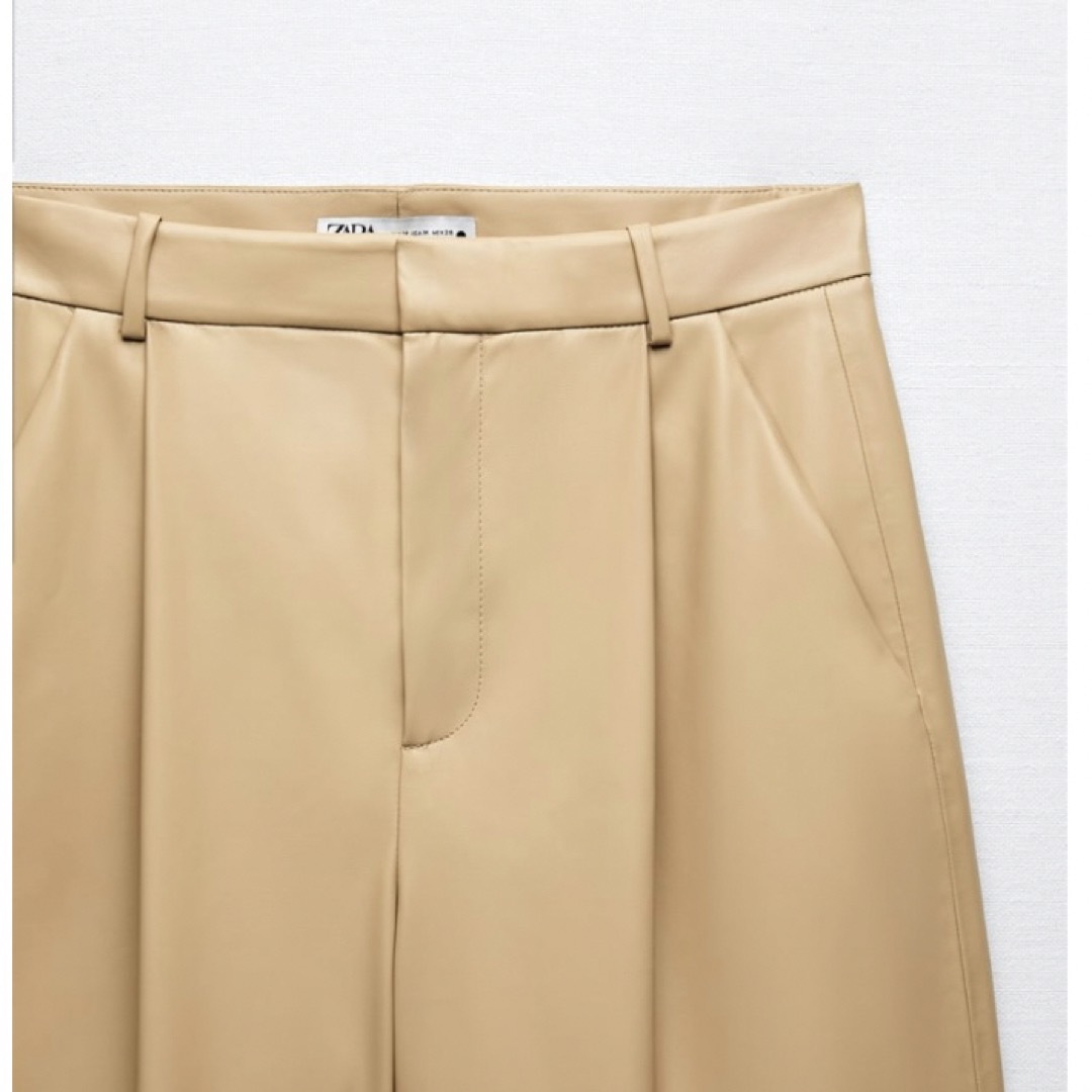 ZARA(ザラ)のZARA フェイクレザーバミューダパンツ　XS ロング丈　ハーフパンツ　ベージュ レディースのパンツ(ハーフパンツ)の商品写真