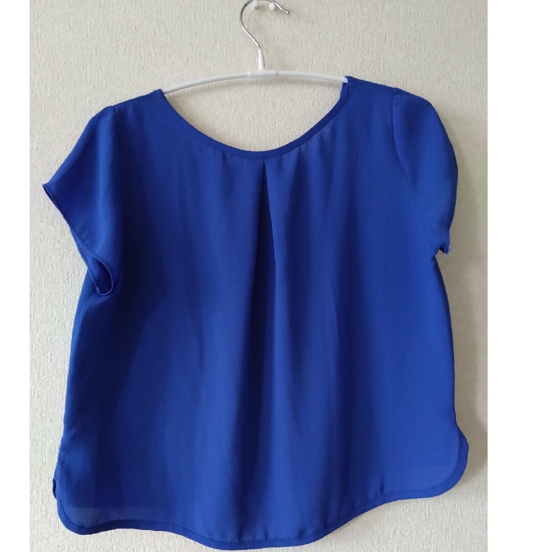 綺麗なブルー　ネックカット レディースのトップス(シャツ/ブラウス(半袖/袖なし))の商品写真