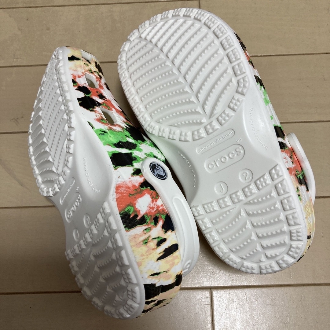 crocs(クロックス)の新品 20㎝ クロックス クラシック タイ ダイ マニア クロッグ キッズ/ベビー/マタニティのキッズ靴/シューズ(15cm~)(サンダル)の商品写真