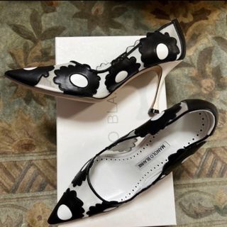 マノロブラニク(MANOLO BLAHNIK)の新品　マノロブラニク　パンプス　37.5  ハンギシ　ロジェヴィヴィエ　サンダル(ハイヒール/パンプス)