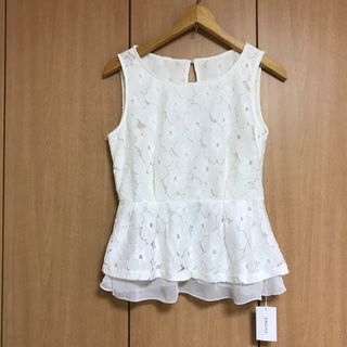 イング(INGNI)の新品　イング　白花柄レース　ノースリーブ　ペプラムトップス　Ｍサイズ(カットソー(半袖/袖なし))