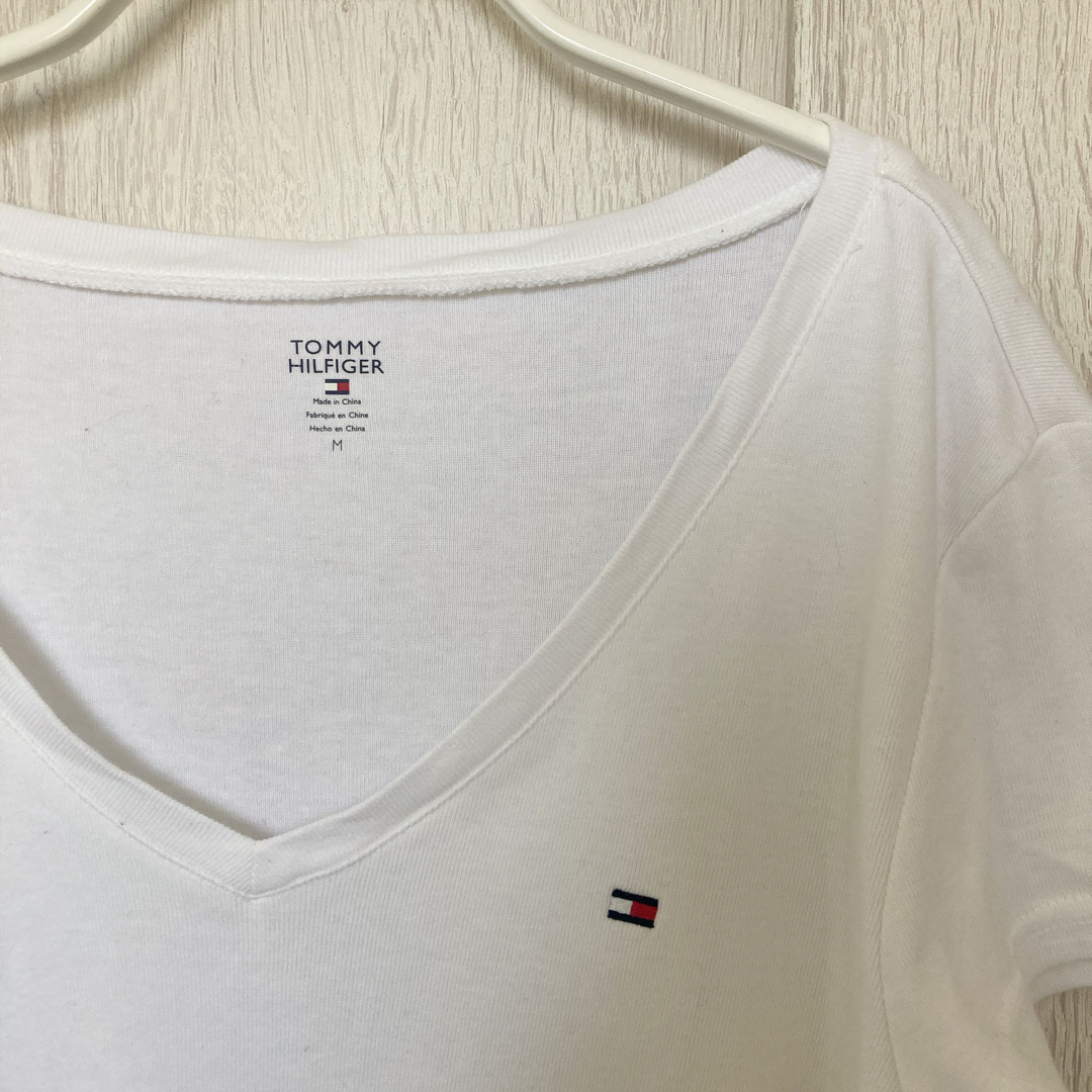 TOMMY HILFIGER(トミーヒルフィガー)のTOMMY HILFIGER vネック　tシャツ レディースのトップス(Tシャツ(半袖/袖なし))の商品写真