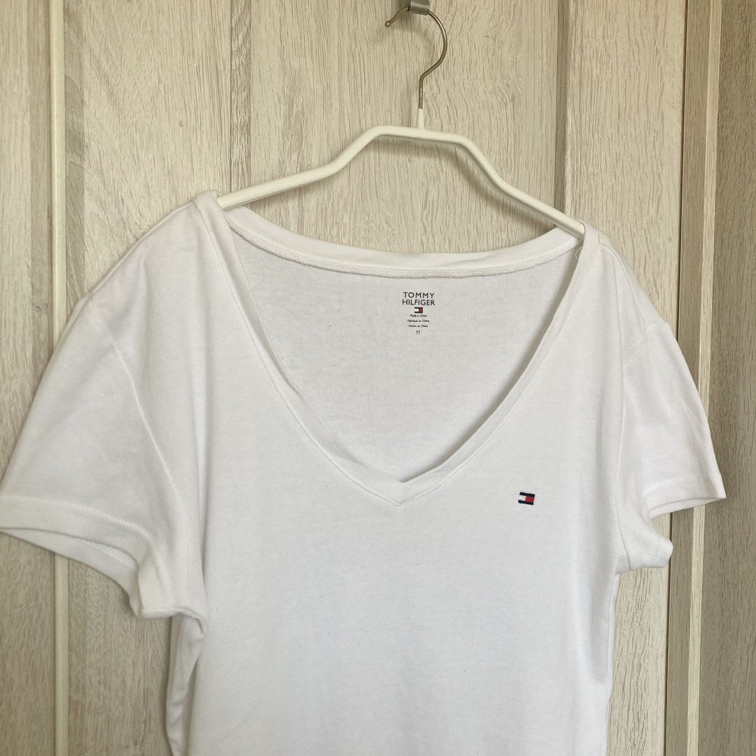 TOMMY HILFIGER(トミーヒルフィガー)のTOMMY HILFIGER vネック　tシャツ レディースのトップス(Tシャツ(半袖/袖なし))の商品写真