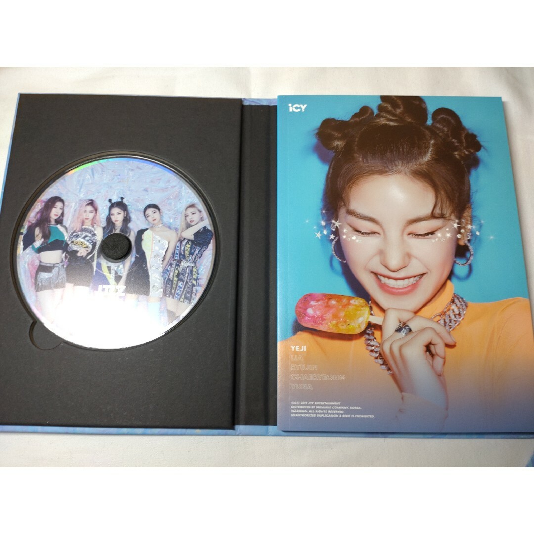 ITZY(イッチ)のitzy icy 特典 ポストカード CD アルバム エンタメ/ホビーのCD(K-POP/アジア)の商品写真