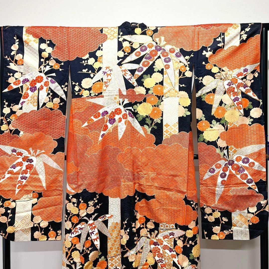 金駒刺繍 竹に様々な花模様の振袖 着物-