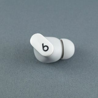 ビーツバイドクタードレ(Beats by Dr Dre)のBeats by Dr.Dre Studio Buds 右イヤホンのみ USED美品 ワイヤレスイヤホン 片耳 Rのみ ANC 外音取込 ホワイト 完動品 即日発送 S V9061(ヘッドフォン/イヤフォン)