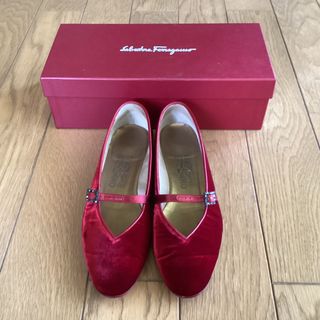 サルヴァトーレフェラガモ(Salvatore Ferragamo)のフェラガモ　パンプス　オードリー　ストラップ　バレエシューズ　ビジュー　深紅　赤(バレエシューズ)