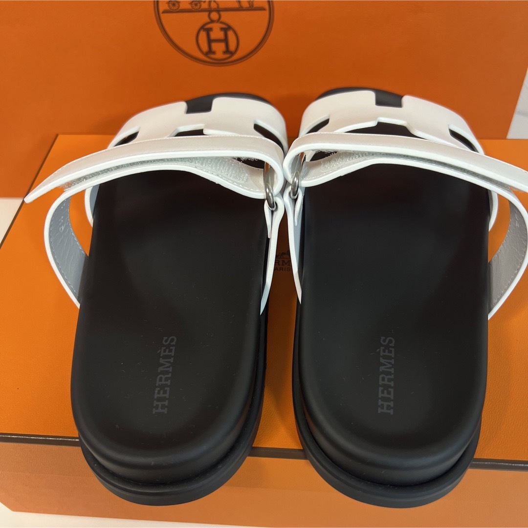Hermes(エルメス)のHERMESエルメス新品シプレ　ホワイト36 入手困難 レディースの靴/シューズ(サンダル)の商品写真
