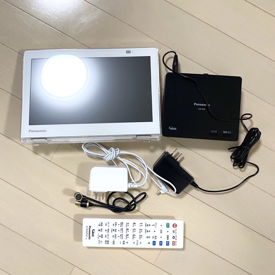 ポータブルテレビ プライベート・ビエラ ホワイト [10V型 /防水対応]スマホ/家電/カメラ