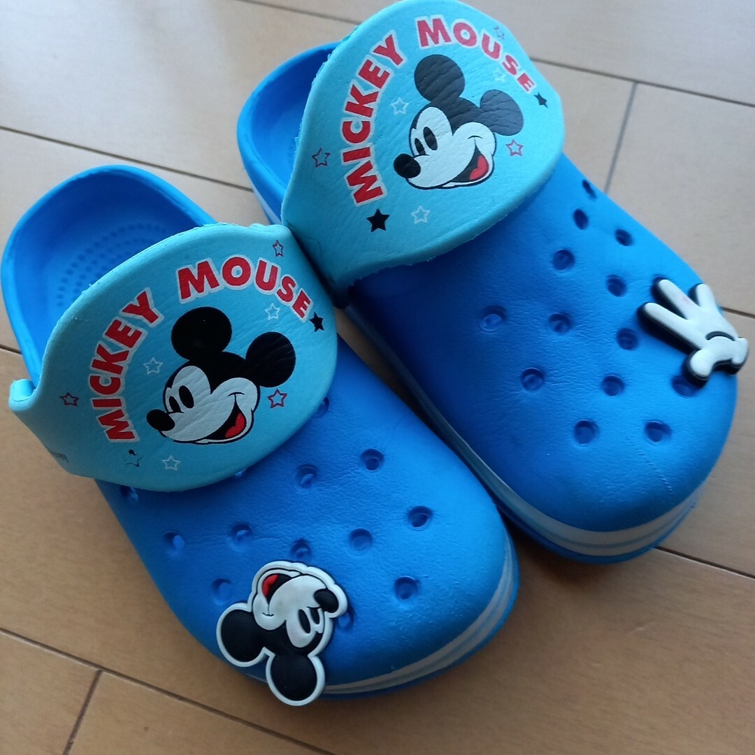 Disney(ディズニー)のミッキー バッジ付きサンダル(ブルー) キッズ/ベビー/マタニティのキッズ靴/シューズ(15cm~)(サンダル)の商品写真