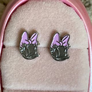 ディズニー(Disney)のディズニー　デイジー　シルバー　ピアス(ピアス)