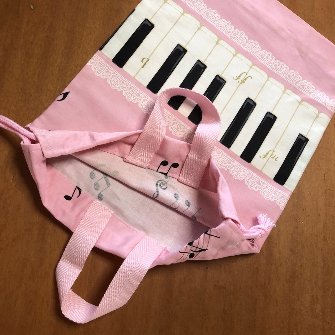 ●★ピアノ鍵盤(ピンク)サテン★巾着中の大(上靴入れ)持ち手付 ハンドメイドのキッズ/ベビー(外出用品)の商品写真