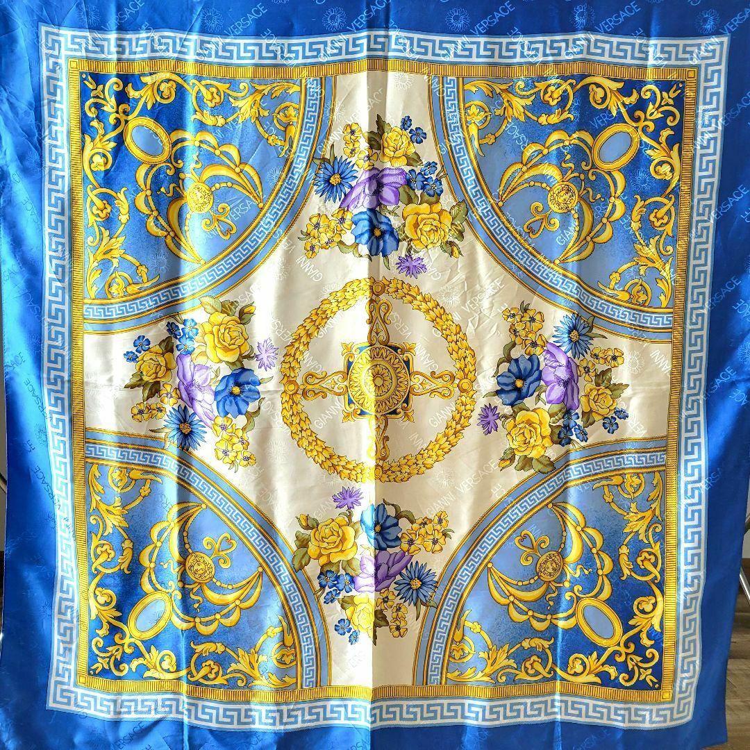 【美品】GIANNI VERSACE 109×109 大判スカーフ シルク100