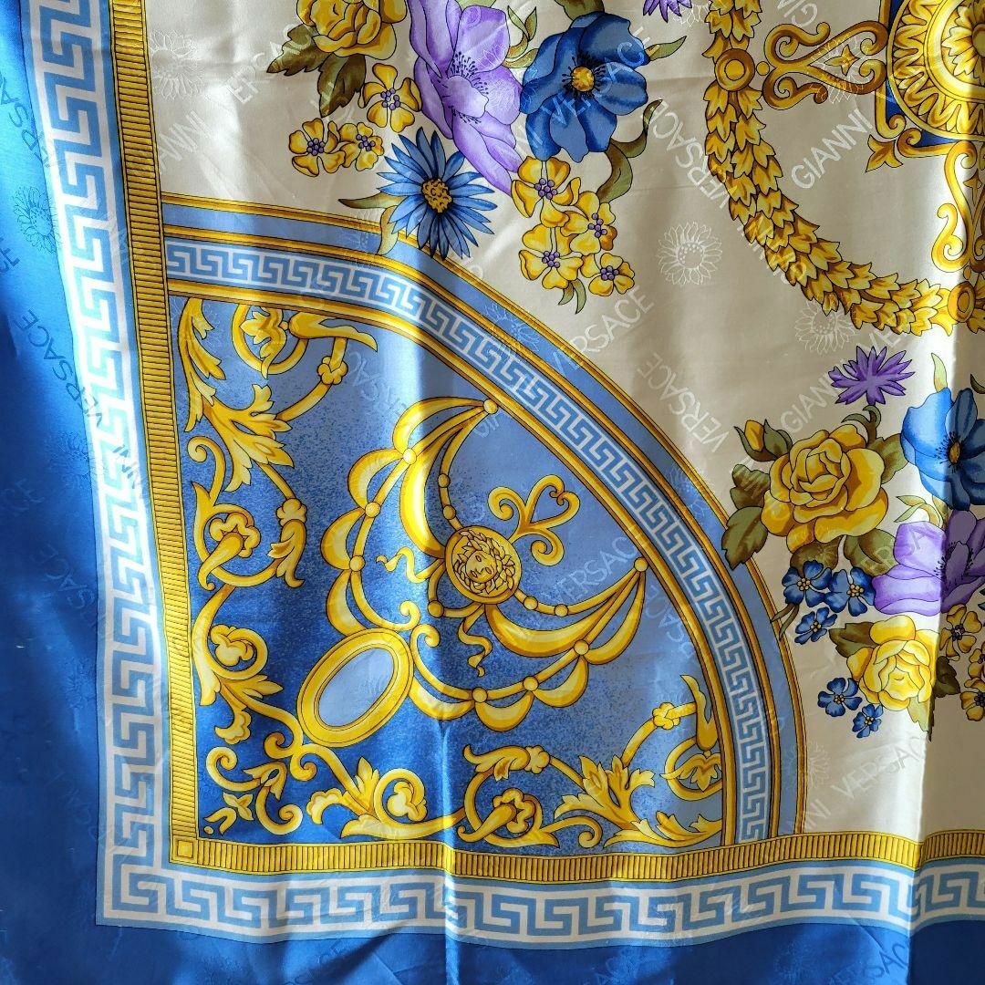 【美品】GIANNI VERSACE 109×109 大判スカーフ シルク100 1