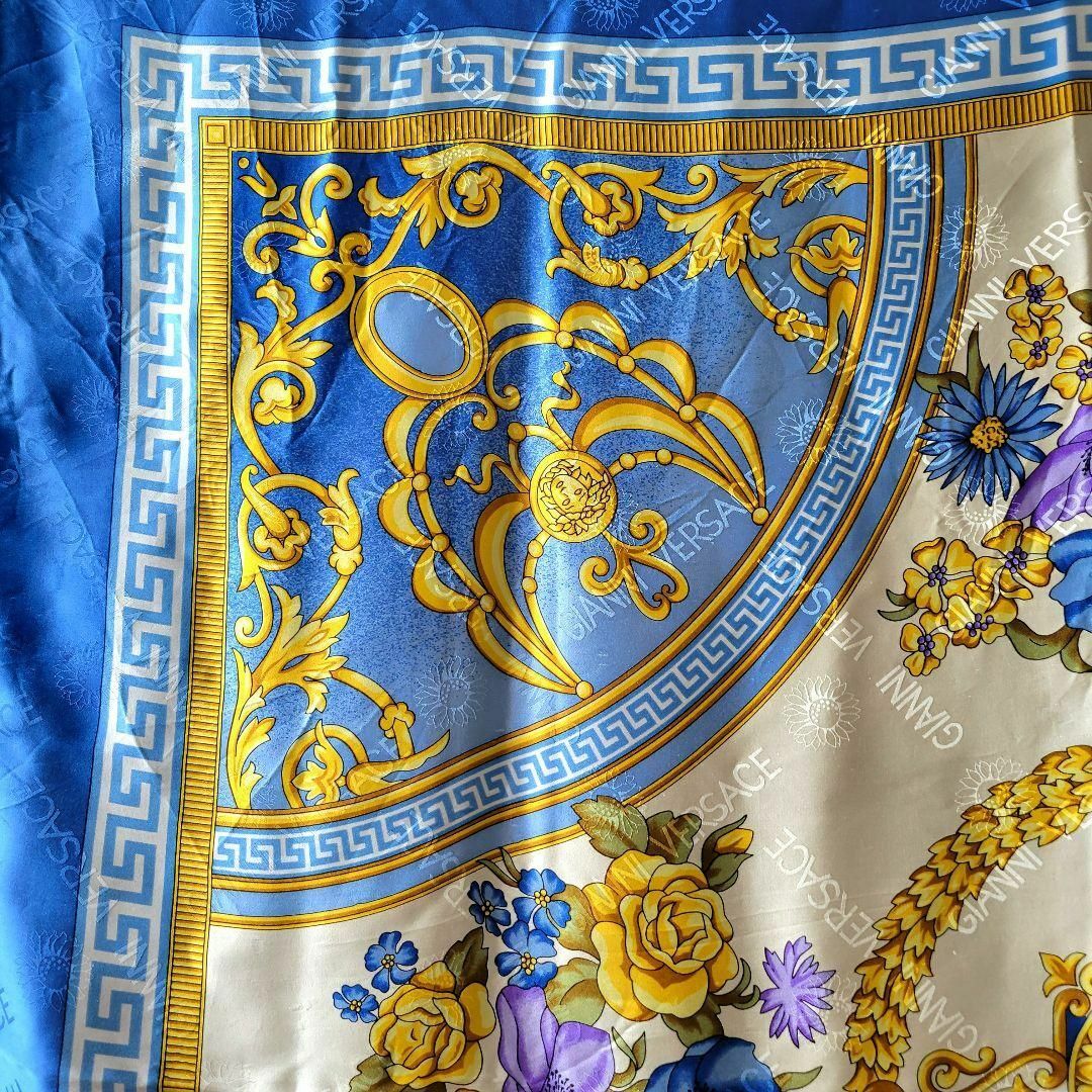 【美品】GIANNI VERSACE 109×109 大判スカーフ シルク100 2