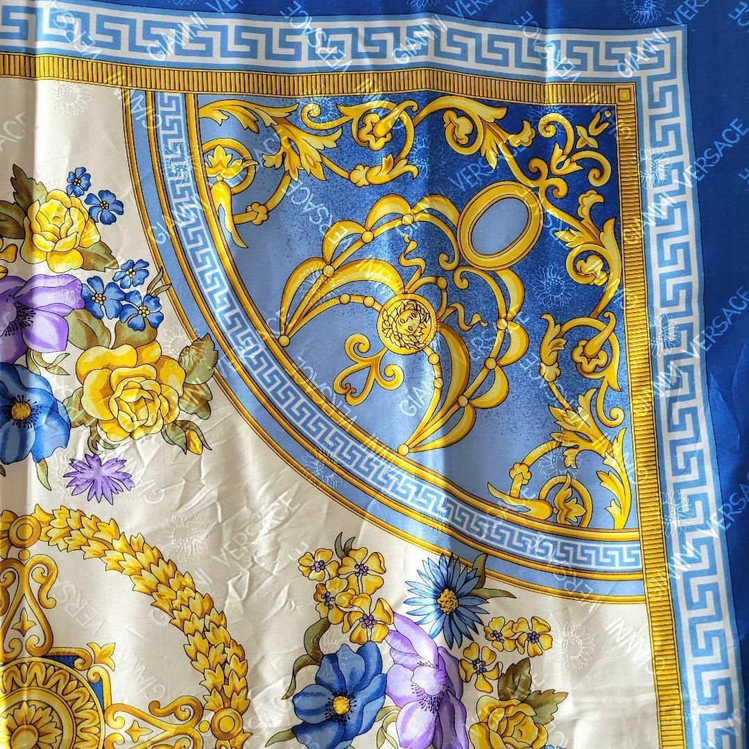 美品】GIANNI VERSACE 109×109 大判スカーフ シルク100 - バンダナ ...