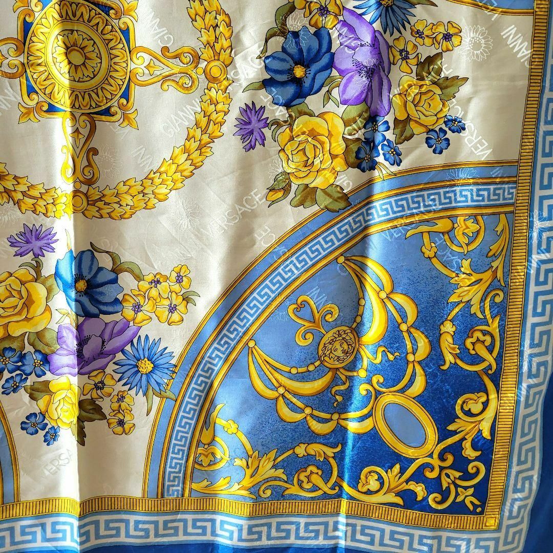 【美品】GIANNI VERSACE 109×109 大判スカーフ シルク100 4