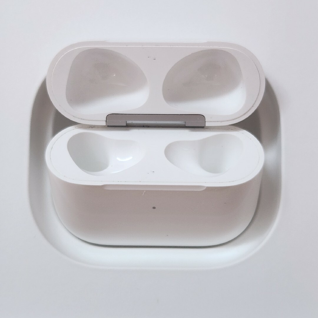 ヘッドフォン/イヤフォン【美品】Apple正規品　AirPods 第3世代　充電ケース　充電器　第三世代