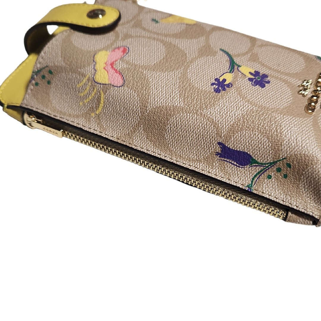 新品 COACH スマホケースショルダーシグネチャードリーミーべジプリント