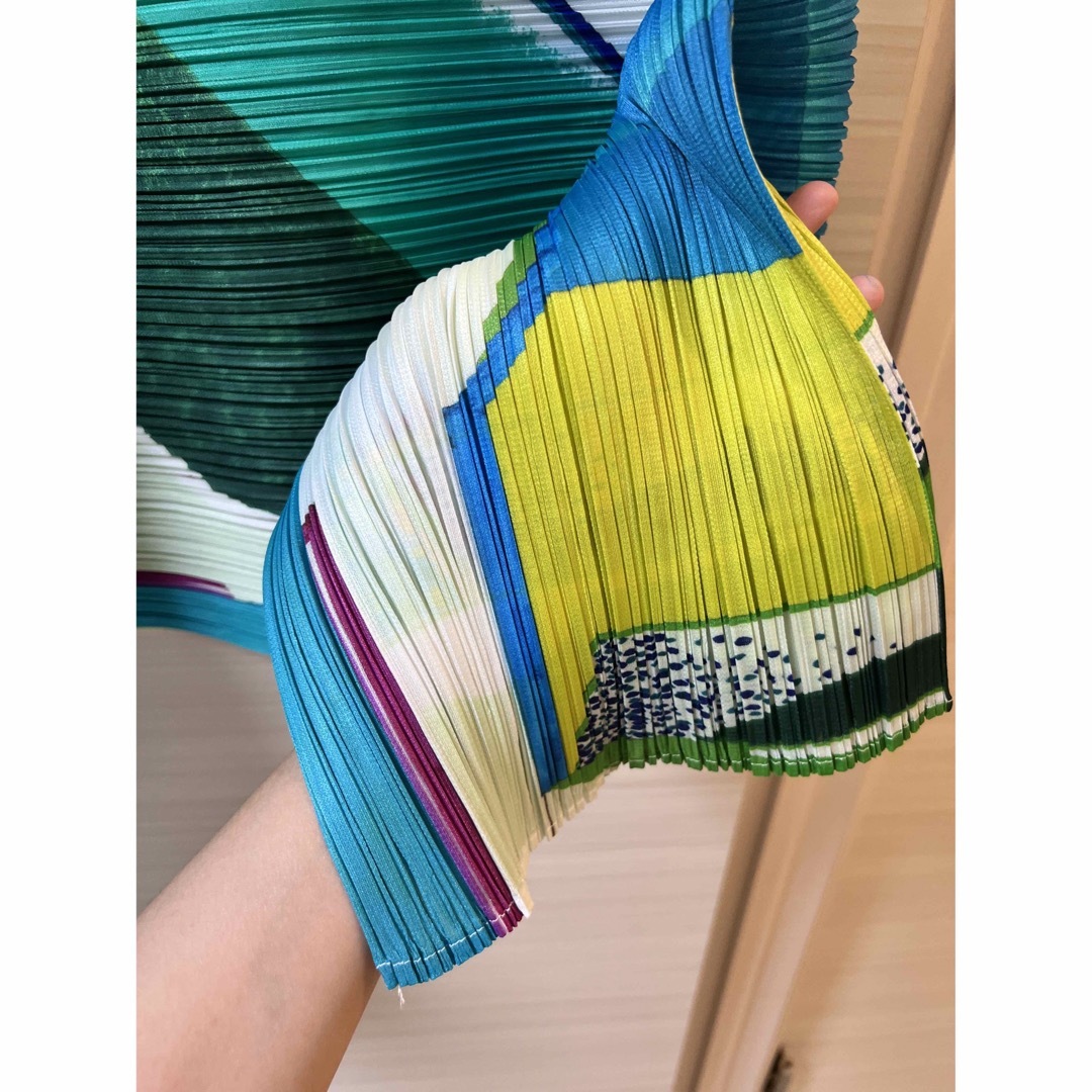 PLEATS PLEASE ISSEY MIYAKE(プリーツプリーズイッセイミヤケ)の美品　プリーズプリーツ　人気トップス　jk692 レディースのトップス(シャツ/ブラウス(半袖/袖なし))の商品写真