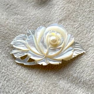 ヴィンテージブローチ 白珊瑚 薔薇彫刻 ホワイトローズ サンゴ バラ