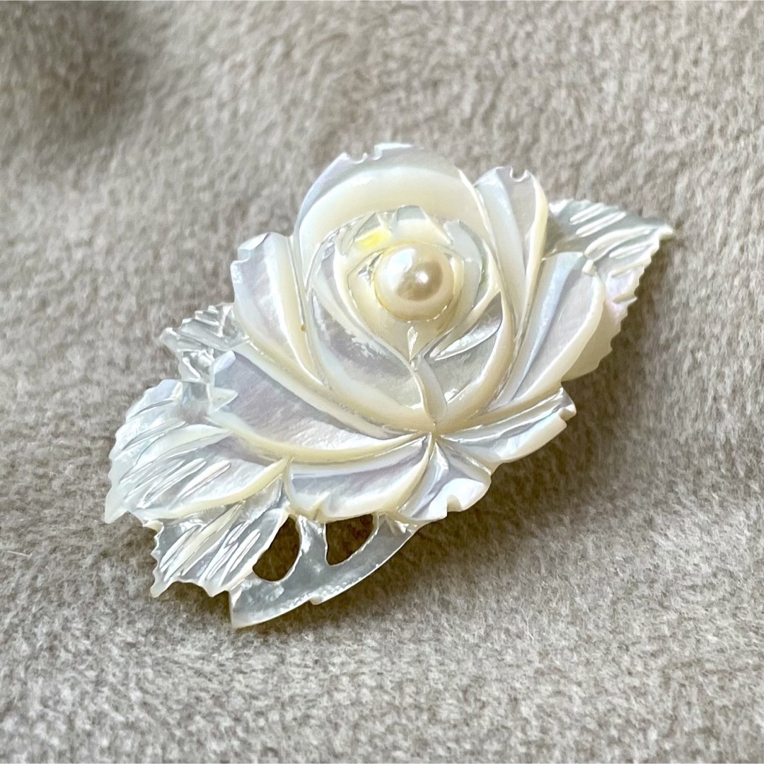 ヴィンテージブローチ 白珊瑚 薔薇彫刻 ホワイトローズ サンゴ バラ 花 ヴィンテージブローチ 白珊瑚 薔薇彫刻 ホワイトローズ サンゴ バラ 花