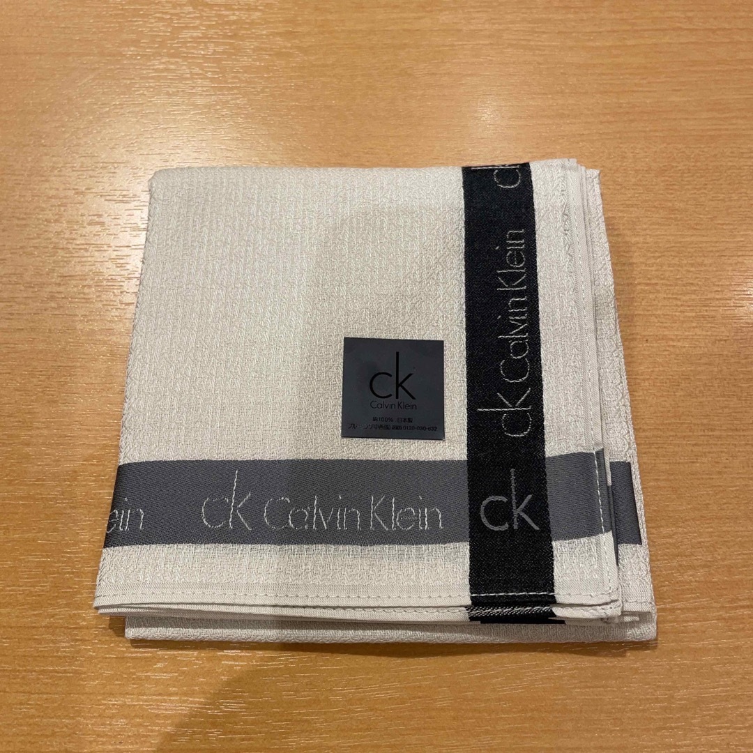 ck Calvin Klein(シーケーカルバンクライン)のCKカルバンクラインハンカチベージュ メンズのファッション小物(ハンカチ/ポケットチーフ)の商品写真