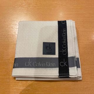 シーケーカルバンクライン(ck Calvin Klein)のCKカルバンクラインハンカチベージュ(ハンカチ/ポケットチーフ)