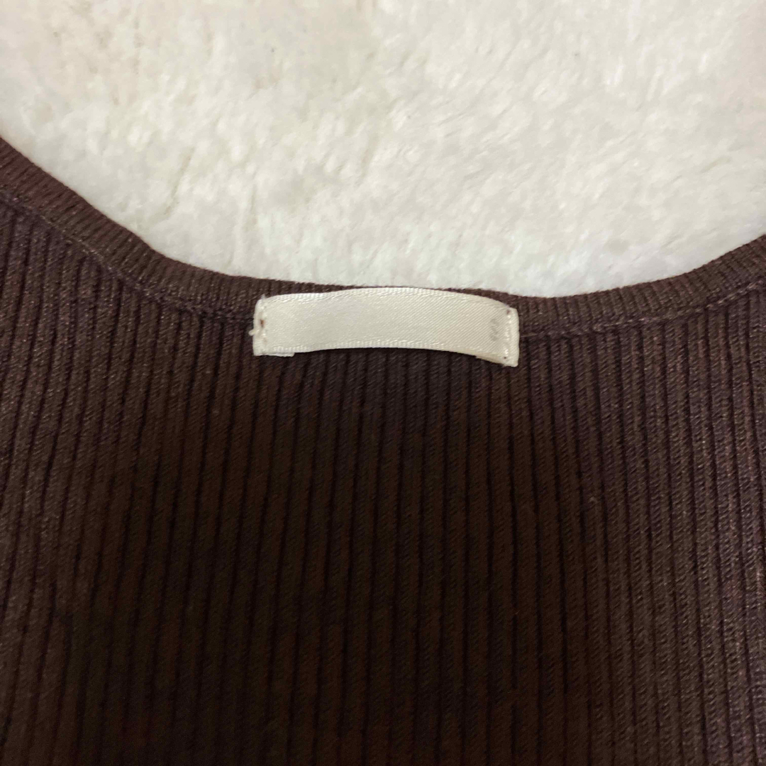 GU(ジーユー)のGU 茶色　トップス レディースのトップス(シャツ/ブラウス(半袖/袖なし))の商品写真