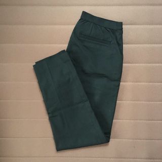 ユニクロ(UNIQLO)の黒 テーパードパンツ (美品)(クロップドパンツ)