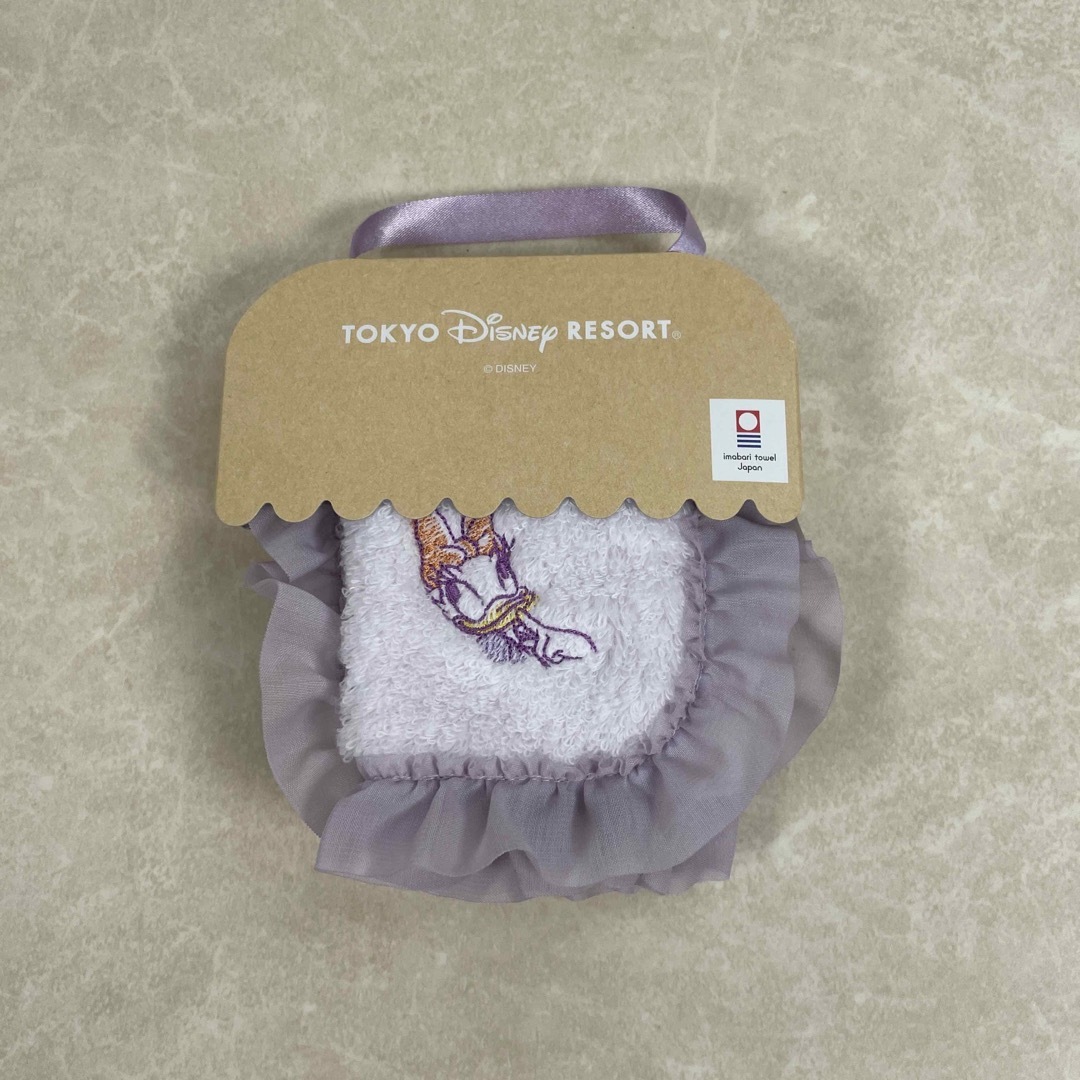 Disney(ディズニー)のディズニー　ミニタオル　ハンカチ　今治　デイジー　パープル エンタメ/ホビーのおもちゃ/ぬいぐるみ(キャラクターグッズ)の商品写真