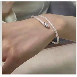 ヘビ柄ブレスレット　シルバーアクセサリー　韓国　新品(ブレスレット)