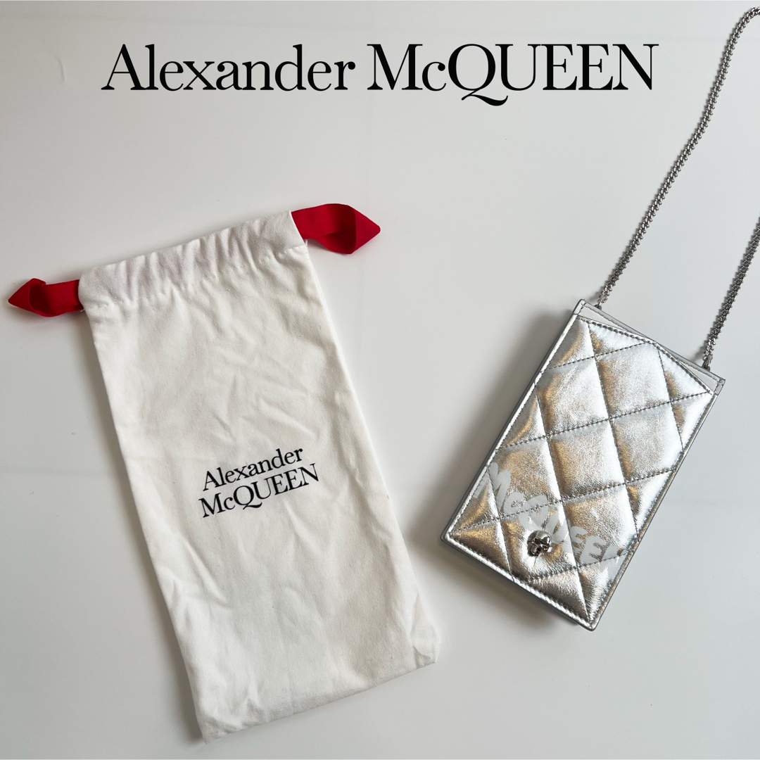 Alexander McQueen(アレキサンダーマックイーン)のアレキサンダーマックイーン ロゴ チェーン スマホケース フォンケースバッグ レディースのバッグ(ハンドバッグ)の商品写真