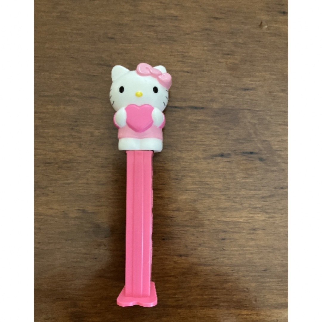 PEZ ペッツ　ケース　ピンクのハートを持ったハローキティ エンタメ/ホビーのおもちゃ/ぬいぐるみ(キャラクターグッズ)の商品写真