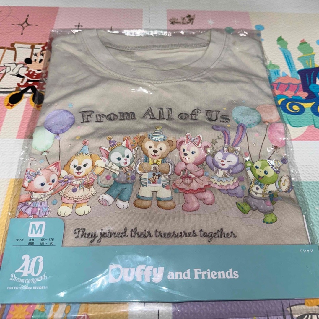 Disney(ディズニー)のディズニー40周年　フロムオールオブアス　ダッフィーTシャツMサイズ エンタメ/ホビーのおもちゃ/ぬいぐるみ(キャラクターグッズ)の商品写真