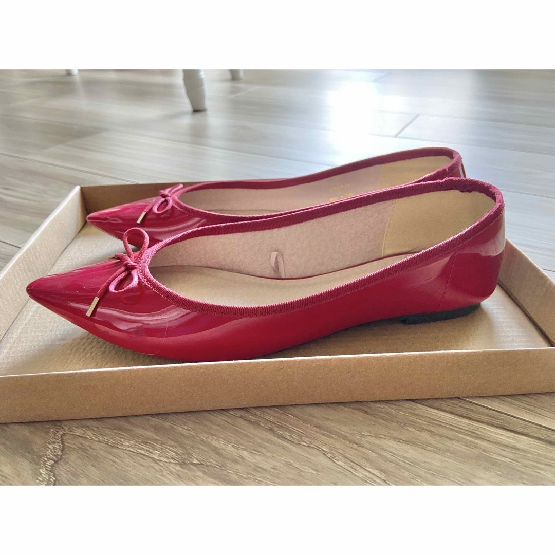 GU(ジーユー)のエナメル　パンプス　フラット　レッド　赤　L 24.5cm GU レディースの靴/シューズ(ハイヒール/パンプス)の商品写真
