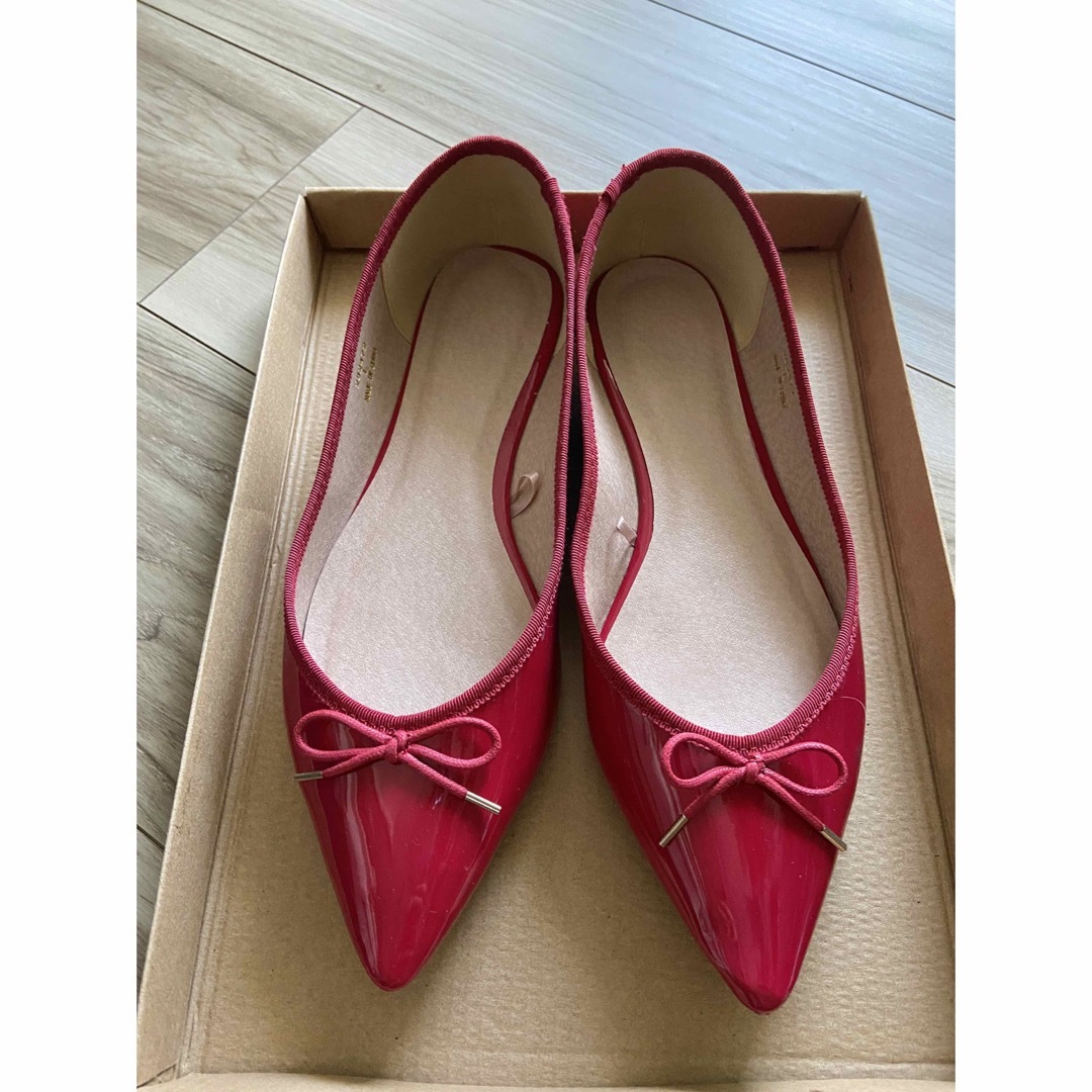 GU(ジーユー)のエナメル　パンプス　フラット　レッド　赤　L 24.5cm GU レディースの靴/シューズ(ハイヒール/パンプス)の商品写真