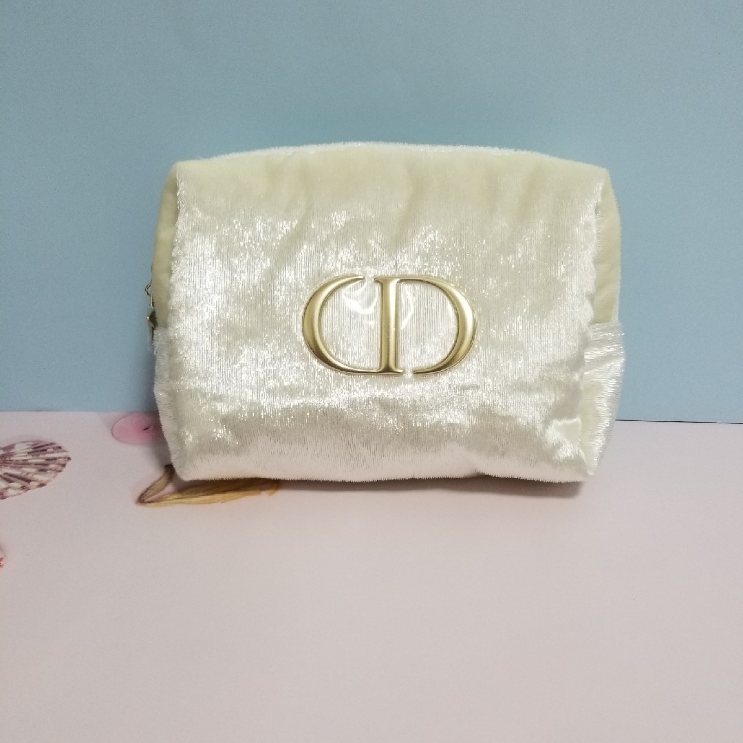 Dior(ディオール)の《新品》Dior　ディオール　ノベルティポーチ　ホワイト　ふわふわ レディースのファッション小物(ポーチ)の商品写真